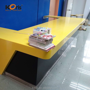 Hojas de encimera de superficie sólida contra amarillo superior de mesa
